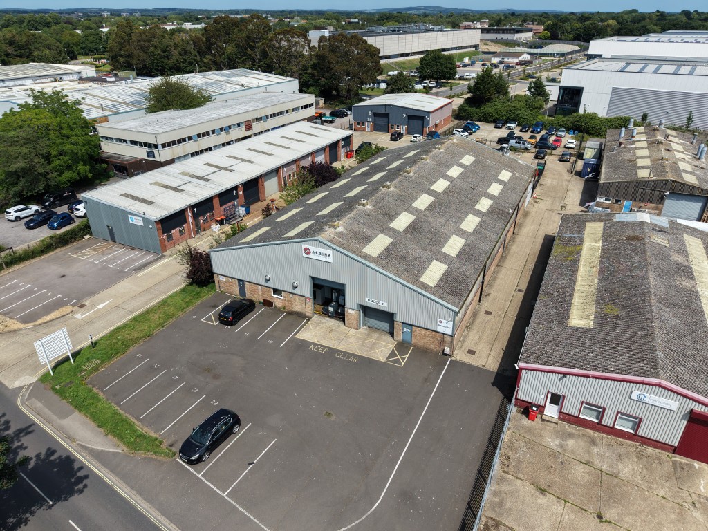 Lot: 20 - LEASEHOLD INDUSTRIAL UNIT AND LAND FOR INVESTMENT - Aerial view of 28 Southmoor Lane